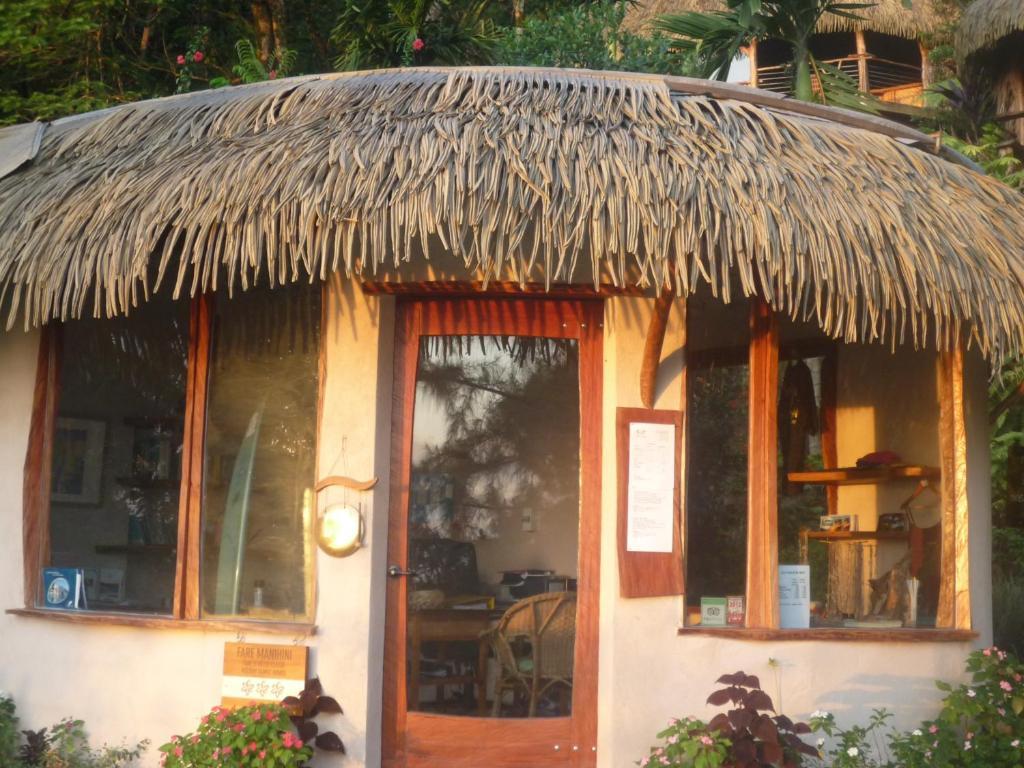 Vanira Lodge Teahupoo Exterior photo