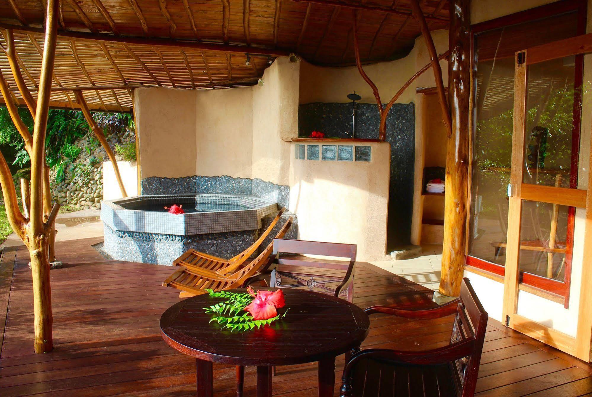 Vanira Lodge Teahupoo Exterior photo
